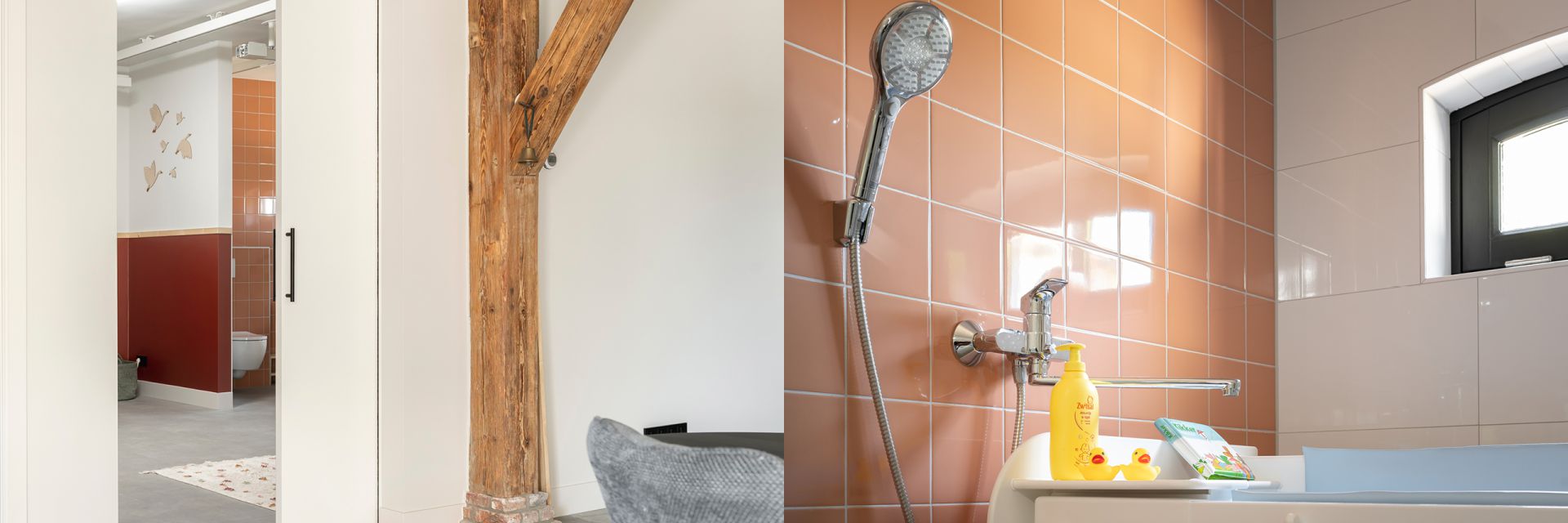 Slaapkamer met een bed en een rolstoel naast een toilet op de kamer, wat de toegankelijkheid en levensloopbestendigheid van de ruimte illustreert. Deze aanpassing biedt comfort en gemak voor senioren of mensen met een beperking.