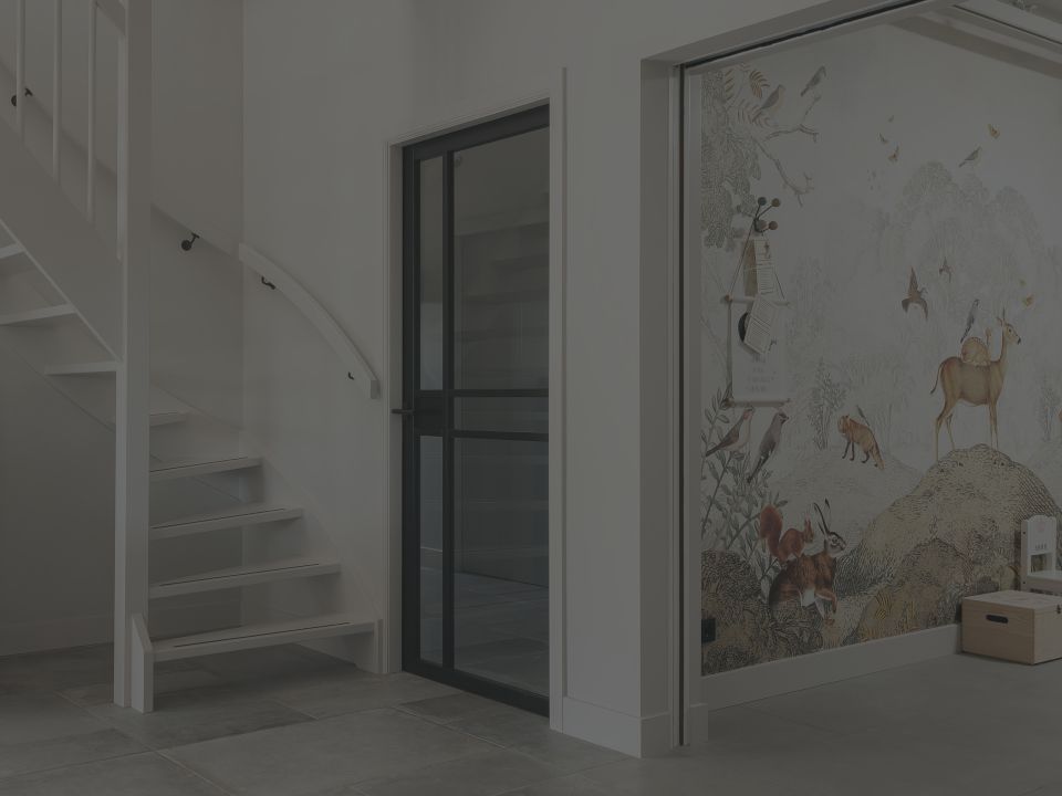 Moderne hal met een eigentijdse inrichting en ruime indeling, die de stijl en functionaliteit van een levensloopbestendige woning benadrukt. De hal is toegankelijk en uitnodigend, met voldoende ruimte voor mobiliteit.