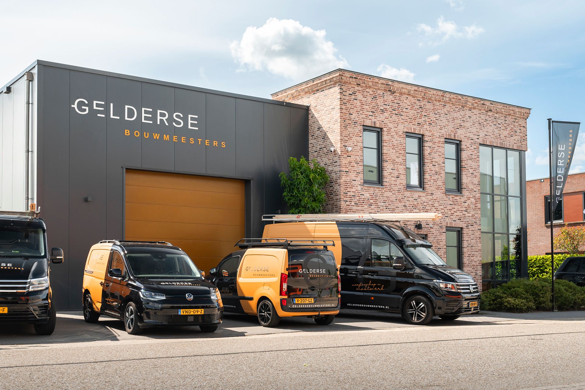 Of het nu gaat om een simpele uitbouw of een grootscheepse verbouwing, u verdient een aannemer die uw belangen voorop stelt bij het organiseren en uitvoeren van uw project. 